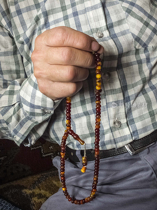 a Muslim man who attracts praise, a Muslim who worships a Muslim man pulling a prayer beads
